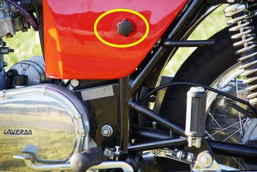 Laverda 750 GT 1969_Side Panel Screw.jpg
